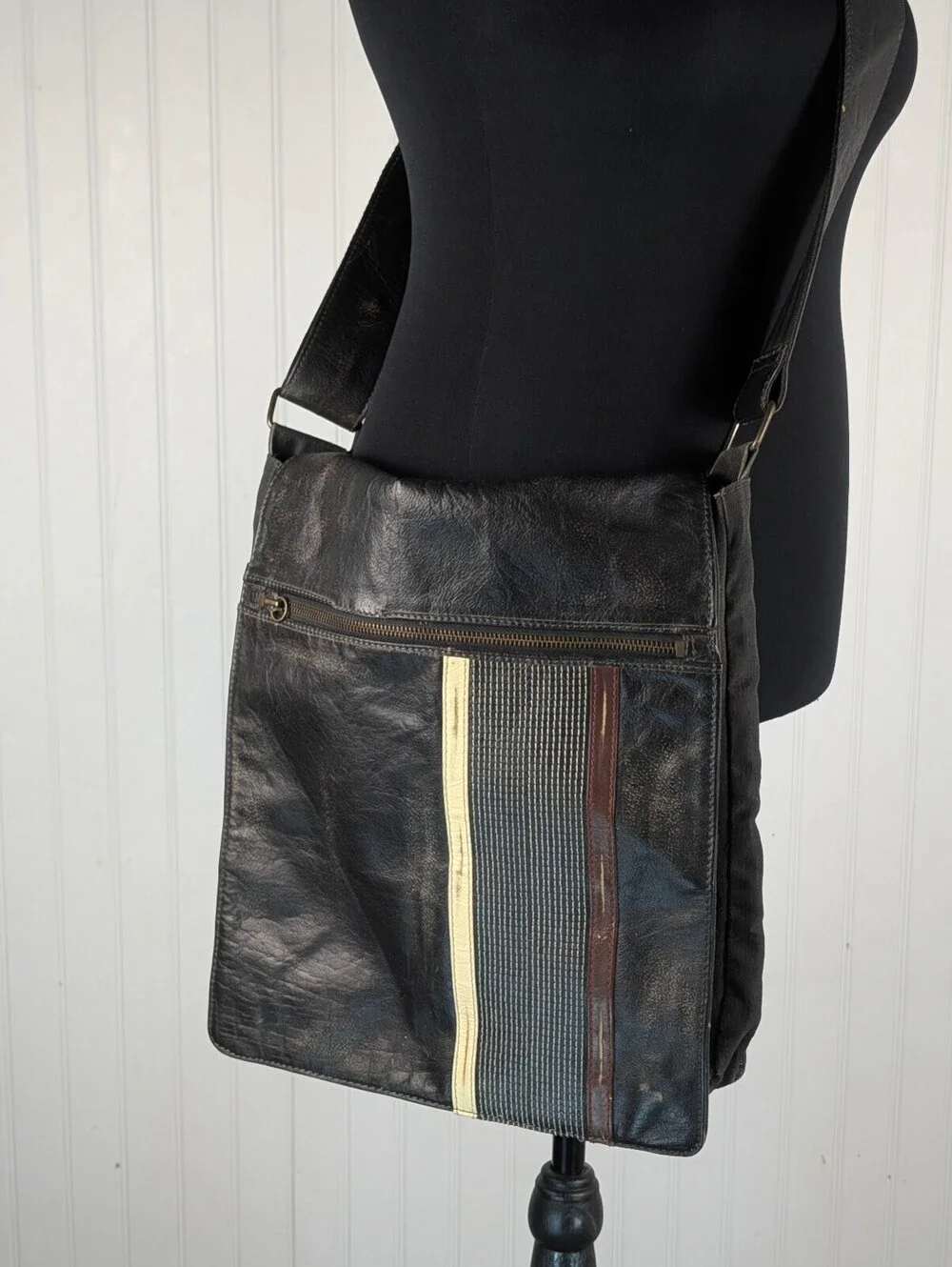 Classic Wilsons Leather Black Messenger Bag – Distressed Vintage Style